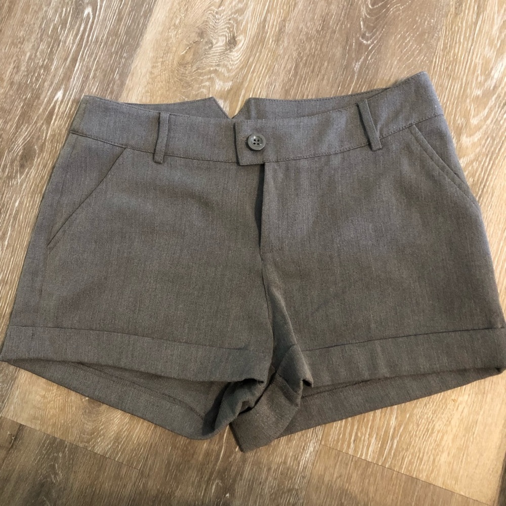Grey mid rise women’s shorts. Great condition Sz 4